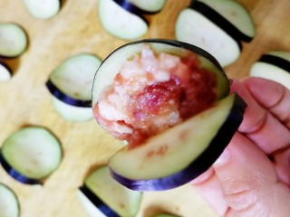 11、炸茄盒,中间塞上肉馅。