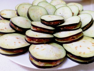 12、炸茄盒,肉馅都塞好，调炸茄盒的面糊。