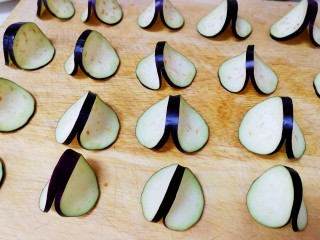 10、炸茄盒,全部切好。