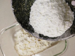 13、炸茄盒,半碗面粉加半碗玉米淀粉，加适量水调成粘稠糊状。