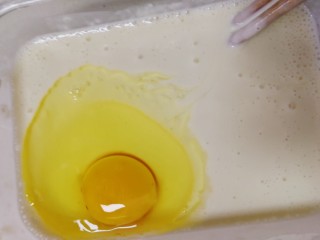 14、炸茄盒,加入一个鸡蛋。