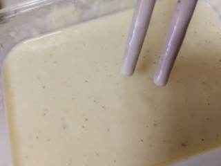 15、炸茄盒,加入半小勺盐，半小勺黑胡椒粉，调匀。面糊稀稠度以用筷子插入提起刚好流下为准。，