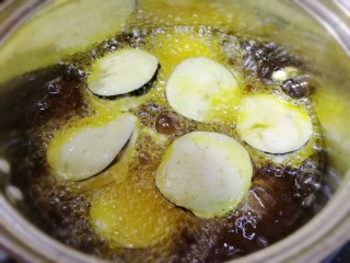 17、炸茄盒,轻轻放入油锅里，中小火炸一分钟。