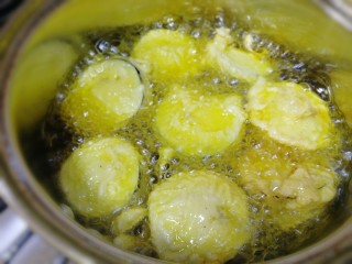 18、炸茄盒,翻面炸一分钟。