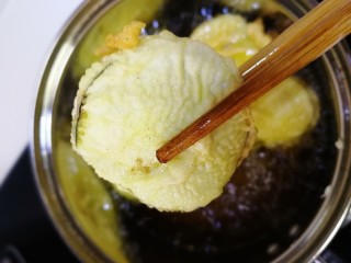 19、炸茄盒,炸至微黄外皮变硬夹出。