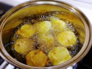 20、炸茄盒,全部炸好后，改中火油温高一点再复炸一遍，炸10秒上色捞出。