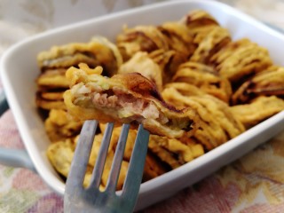23、炸茄盒,外壳酥脆，里面鲜嫩。