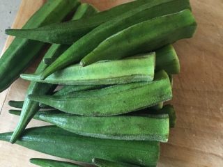 1、白灼秋葵,将秋葵的头部去掉，切记不早切的流出秋葵汁