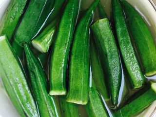 2、白灼秋葵,刷洗干净毛绒开水煮三分钟，捞出控水