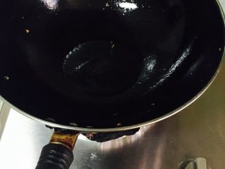 5、白灼秋葵,油锅烧热放入蒜、姜、味极鲜酱油、耗油、鸡精搅拌均匀