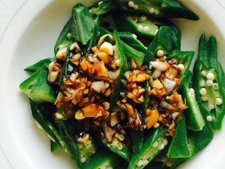 6、白灼秋葵,趁热浇在切好的秋葵上