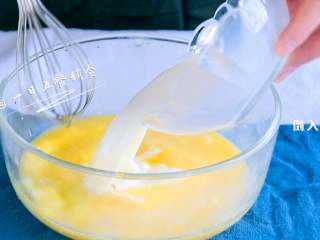 1、宝宝快手蛋糕,3个鸡蛋打入碗中打匀，130克纯牛奶倒入一起打匀。