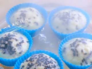 5、宝宝快手蛋糕,蒸锅大火蒸20分钟，蒸好再焖3分钟拿出来。