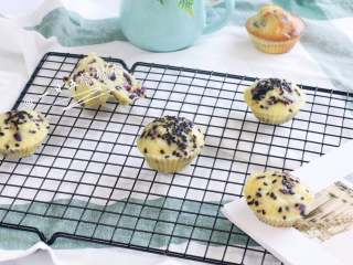 8、宝宝快手蛋糕,蒸出来的偏水润，烤出来的干一点香一点。偏扎实口感的蛋糕，想想马芬，就是那样的。