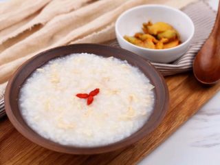 6、早上喜欢热乎乎的粥么……,做菜的秘诀任何一位大厨说起来一定头头是道，菜式极尽精致。但谈及熬粥，就有些讷讷不能言，大概觉得其中并无奥秘。重味令舌钝，厚味大菜之后回归本味。白粥淡而无味，正因为这样才能够大展身手，咸甜辣都能够承担。和谁它都能走到一块，吼吼