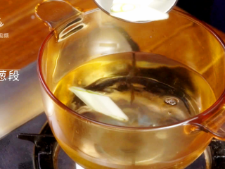 2、酱香羊蝎子-美颜补钙身体棒,大火烧清水,放入葱段