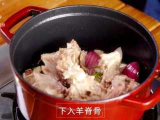 13、酱香羊蝎子-美颜补钙身体棒,然后倒入羊脊骨翻炒