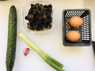 1、黄瓜木耳炒鸡蛋,所有用到的食材都在这里了,干木耳泡发洗净撕成小朵备用;