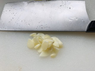 3、黄瓜木耳炒鸡蛋,大蒜切片;