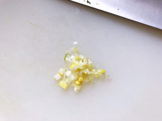 4、黄瓜木耳炒鸡蛋,葱切碎;