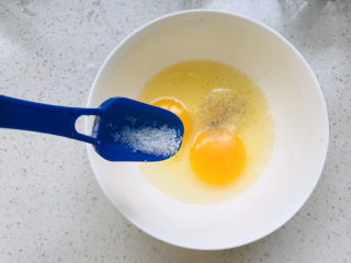 7、黄瓜木耳炒鸡蛋,加少许白糖;