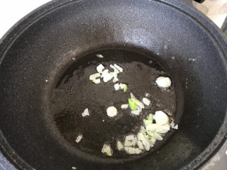 12、黄瓜木耳炒鸡蛋,锅中留底油,炒香葱蒜;