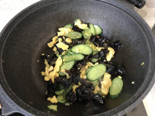 18、黄瓜木耳炒鸡蛋,翻炒均匀;