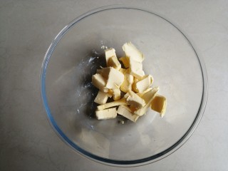 1、花生酥饼,黄油切成小块在室温下软化