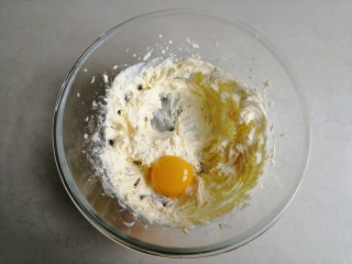 4、花生酥饼,蛋黄分两次加入