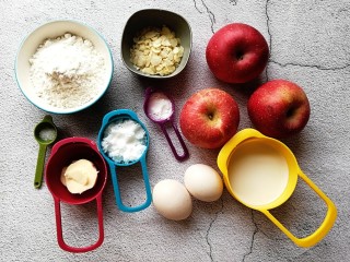 1、苹果千层蛋糕,称量好所需的材料，提前准备好