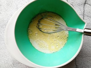 3、苹果千层蛋糕,倒入牛奶继续搅拌均匀