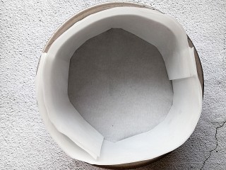 9、苹果千层蛋糕,取一个6寸的模具，铺上烘培油纸