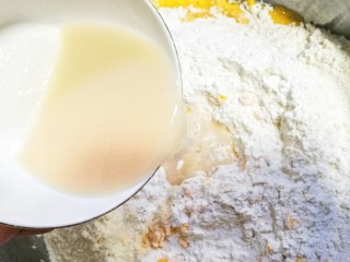 9、蓬松暄软的奶香胡萝卜馒头,加入酵母水。