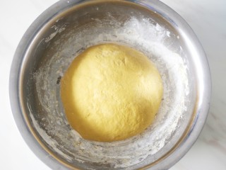 10、蓬松暄软的奶香胡萝卜馒头,搅拌至不粘手，揉成面团。