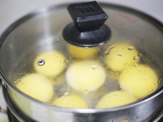 16、蓬松暄软的奶香胡萝卜馒头,水开后蒸15分钟，关火再焖5分钟。