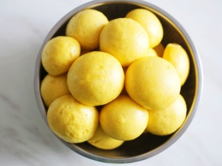 22、蓬松暄软的奶香胡萝卜馒头,一次可以多做一些放冰箱冷冻，想吃的时候拿出来蒸一蒸就可以了。