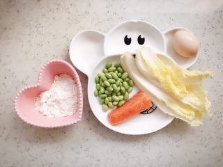 1、三文鱼蔬菜小方 宝宝辅食,准备食材，一块三文鱼，一小把毛豆，两片娃娃菜，一个鸡蛋，一些面粉