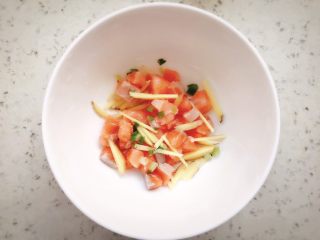 2、三文鱼蔬菜小方 宝宝辅食,三文鱼去皮，检查鱼刺，洗净后切成小丁，用葱末姜丝去腥腌制20分钟