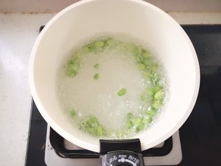 3、三文鱼蔬菜小方 宝宝辅食,锅中烧水，水开后倒入洗净的毛豆