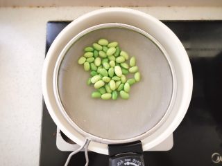 4、三文鱼蔬菜小方 宝宝辅食,毛豆煮熟后捞出沥干