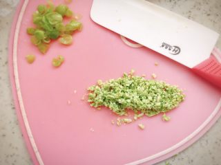 5、三文鱼蔬菜小方 宝宝辅食,将煮熟后的毛豆去皮剁碎