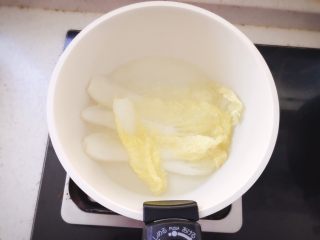 6、三文鱼蔬菜小方 宝宝辅食,另起锅烧水，水开后放入娃娃菜叶