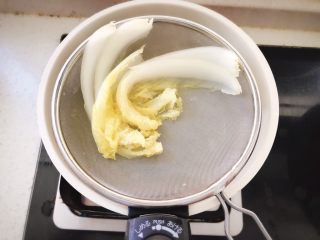 7、三文鱼蔬菜小方 宝宝辅食,娃娃菜烫熟后捞出沥干