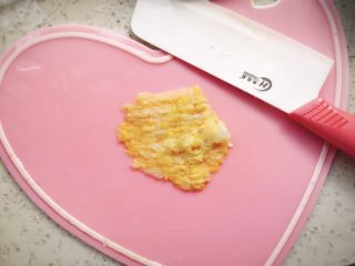 8、三文鱼蔬菜小方 宝宝辅食,煮熟的娃娃菜去掉菜梗留菜叶，将菜叶剁碎