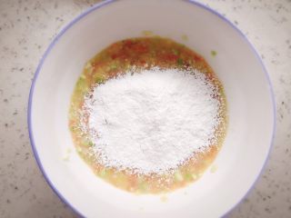 11、三文鱼蔬菜小方 宝宝辅食,搅拌均匀后加入适量的面粉