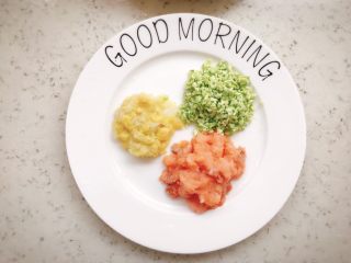 9、三文鱼蔬菜小方 宝宝辅食,三文鱼腌制好后，将姜丝，葱末挑掉，将三文鱼剁碎