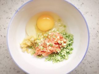 10、三文鱼蔬菜小方 宝宝辅食,将处理好的三文鱼，毛豆，娃娃菜和鸡蛋一起放入碗中搅拌均匀（没吃过蛋白的宝宝可以用两个蛋黄）