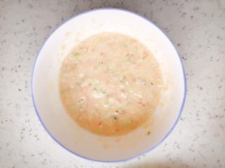 12、三文鱼蔬菜小方 宝宝辅食,继续搅拌均匀，大概是稠稠的酸奶质地