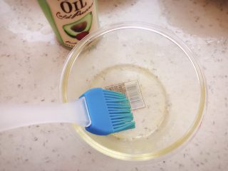 13、三文鱼蔬菜小方 宝宝辅食,模具中刷一层薄薄的油，方便脱模