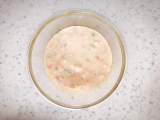 14、三文鱼蔬菜小方 宝宝辅食,将面糊倒入模具中